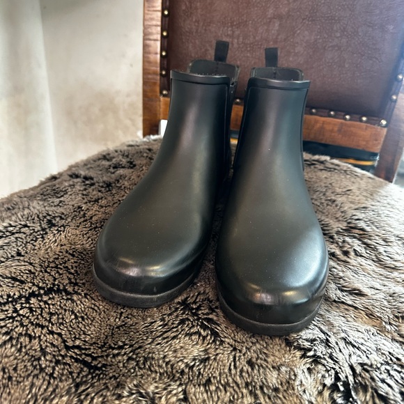 Hunter Refined Slim Fit Black Chelsea Slip On Rain Boots, Size 10
